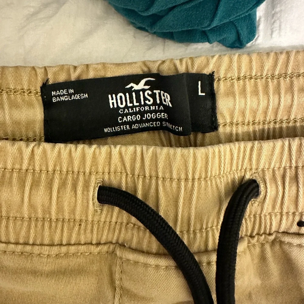 Hollister Men's Khaki Cargo Joggers - Picture 2 of 3